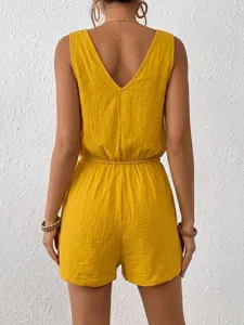 Dettaglio posteriore di una tuta corta gialla testurizzata con scollo a V, stile vacanza.