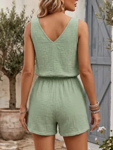 Tuta corta estiva casual senza maniche con scollo a V e texture per le vacanze delle donne.