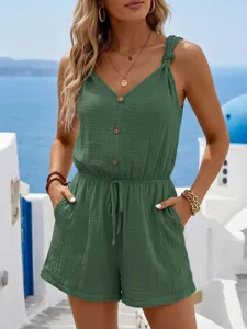 Tuta corta verde texturizzata senza maniche con spallacci a nodo e cintura estiva.