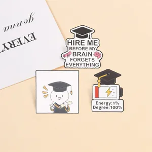 Lustiges Abschluss-Emaille-Pin-Set mit Hire Me Text und Doktorhut-Designs für Absolventen