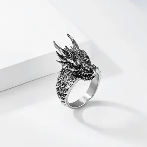 Vintage punk draken ring voor heren, gedetailleerde roestvrijstalen gotische dierenring detail.