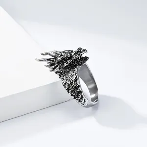 Retro punk draak ring detailopname, close-up van de roestvrijstalen schubbenstructuur.
