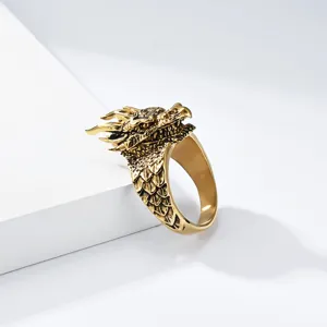 Gedetailleerd close-up van de vintage gouden drakenring met prachtige punk schubben.