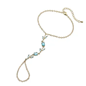 Bracelet bague tulipe doré avec cristaux bleu clair étincelants vue détaillée