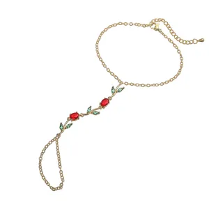 Vue de dessus d'un bracelet bague tulipe doré avec accents floraux en pierres rouges