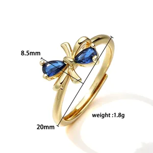 Vista dettagliata dell'anello a fiocco d'oro con pietre blu, dimensioni e peso di 1,8 g