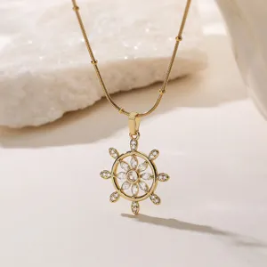 Dettaglio della collana a timone placcata oro con fiore centrale in zircone lucido.