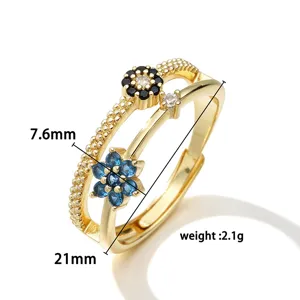 Vista dettagliata di un anello regolabile in oro con fiori di pietre blu e nere, peso 2,1 g