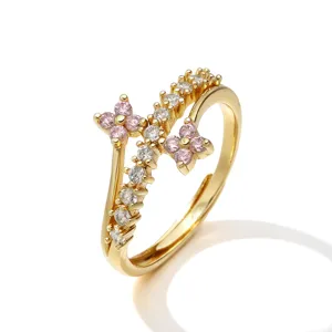 Vista dettagliata di un elegante anello regolabile dorato con quadrifoglio rosa e cristalli