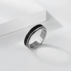 Bague rotative minimaliste en acier titane avec incrustation de fibre de carbone noire
