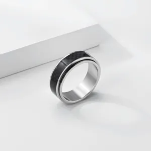 Vue détaillée d'une bague en acier titane avec texture incrustée de carbone noir