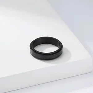 Vue détaillée d'une bague en acier titane noir avec insert en fibre de carbone