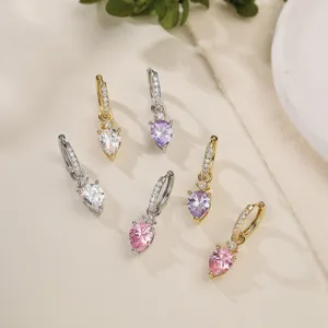 Detailoverzicht van elegante peervormige oorbellen met witte, roze en paarse kristallen.