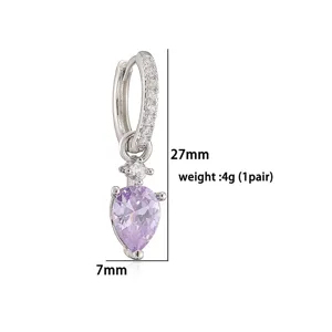 Detailweergave van paarse zirkonia druppeloorbellen met aanduiding van 27mm hoogte