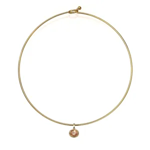 Detailansicht eines goldenen Edelstahl-Chokers mit einem ovalen champagnerfarbenen Stein.