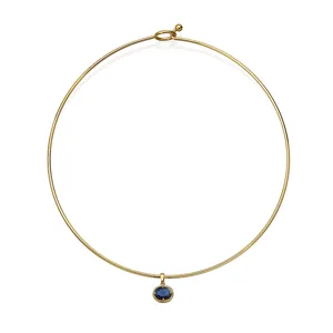 Eleganter goldener Edelstahl-Choker mit einem klassischen ovalen blauen Edelsteinanhänger.