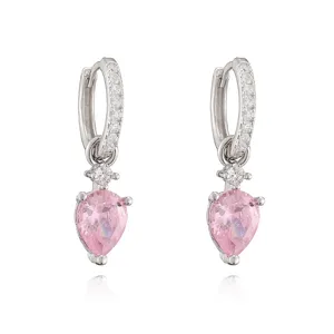 Elegante zilverkleurige huggie oorringen met roze peervormige kristallen hangers