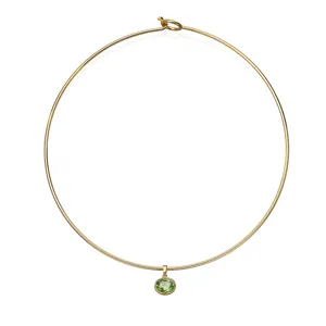 Detailansicht eines goldenen Edelstahl-Chokers mit ovalem grünen Edelstein-Anhänger