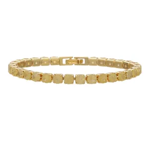 Primer plano de una pulsera tennis de circonitas amarillas de 5 mm en oro