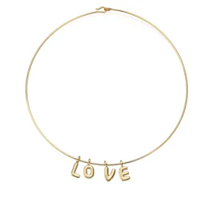 Detalle de collar rígido chapado en oro con colgantes de letras LOVE en 3D