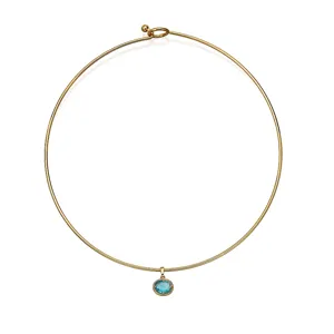 Eleganter goldener Edelstahl Choker mit blauem ovalem Edelstein-Anhänger im Detail