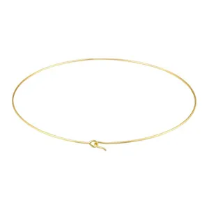 Vista detallada de una gargantilla minimalista de cobre chapado en oro para joyería DIY
