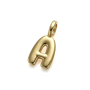 Detalle de un colgante letra A burbuja 3D con un acabado dorado pulido para joyería