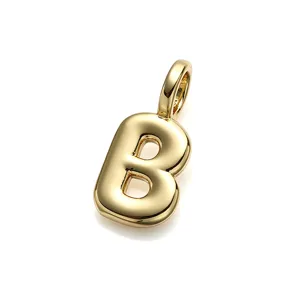 Detalle de un colgante inicial letra B burbuja 3D en acabado dorado pulido