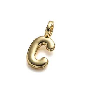 Primer plano de un colgante de letra C burbuja bañada en oro 3D para joyería DIY