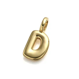 Vista detallada de un colgante de letra D en 3D dorado para la creación de bisutería