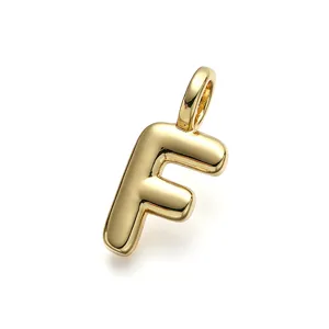 Detalle de un colgante brillante con letra F de burbuja bañada en oro para collares DIY