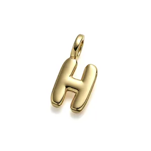 Vista macro detallada de un colgante de letra H de burbuja 3D chapado en oro para joyería DIY