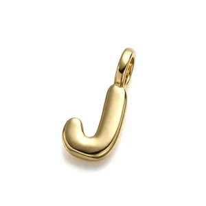 Primer plano de un colgante letra J 3D estilo burbuja en acabado dorado para joyas DIY.