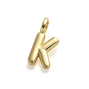 Primer plano de un colgante de letra k de burbuja 3D con acabado dorado para joyas DIY.