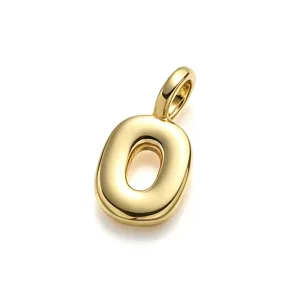 Detalle de un colgante dorado con forma de letra O de burbuja para joyería artesanal.