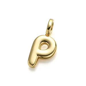 Primer plano de calidad de un colgante de letra p de burbuja chapado en oro 3D acabado brillante