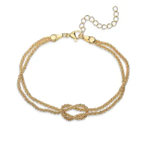 Primo piano dettagliato di un bracciale a catena di serpente dorata con un nodo