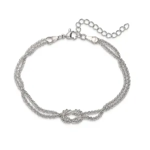 Dettaglio del bracciale con nodo dell'infinito argentato e design a fili multifilo