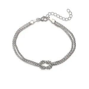 Vista dettagliata del bracciale con nodo dell'infinito e catena a più fili argento.