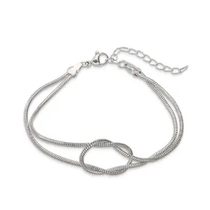 Dettaglio di un bracciale a doppia catena a serpente con nodo dell'infinito argentato
