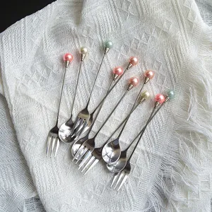 Elegantes Dessertlöffel und Obstgabel Set aus Edelstahl mit bunten Perlen auf weißer Spitze