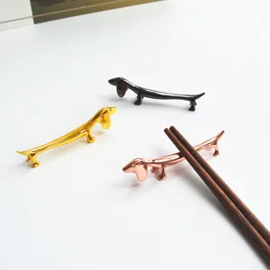 Dettaglio portabacchette bassotto in metallo carino, esposizione di decorazione stoviglie.