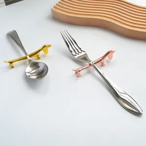Set di posate in metallo a forma di bassotto carino, supporto dorato e oro rosa per cucchiaio.
