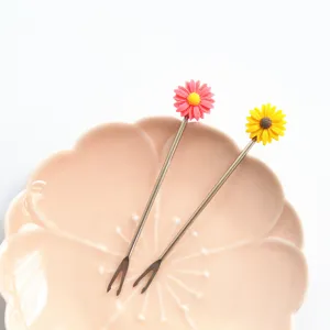 Hübsche Gänseblümchen Fruchtgabeln Detail, Edelstahl mit Blumen Griff, rosa Teller.