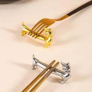 Nahaufnahme des kreativen katzenförmigen metallenen Stäbchenhalters für elegante Tischdekoration.