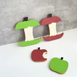 Soustasse en bois forme pomme detail shot, tapis isolant vaisselle cuisine, deco table.