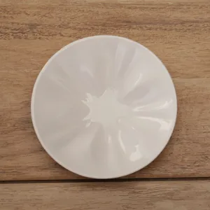 Coupelle à assaisonnement japonaise en céramique blanche sakura, plat élégant.