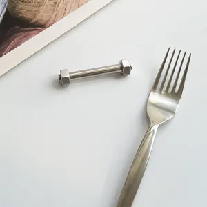 Edelstahl Schrauben Form Essstäbchenhalter kreatives Geschirr Gabelhalter für den Tisch.