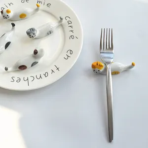 Detailaufnahme von süßen Keramik-Katzen-Essstäbchen- und Besteckablagen für Tischdeko.
