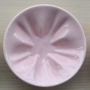 Coupelle en céramique rose en forme de fleur de cerisier, vue de dessus pour sauce à sushi.